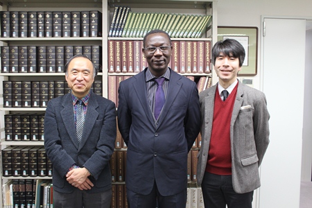 左より安孫子所長（教授）、オーギュウタン・ロワダ教授、鈴村研究員